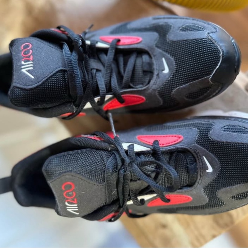 Nike Air youth/men/womens Sneakers in Black and Red